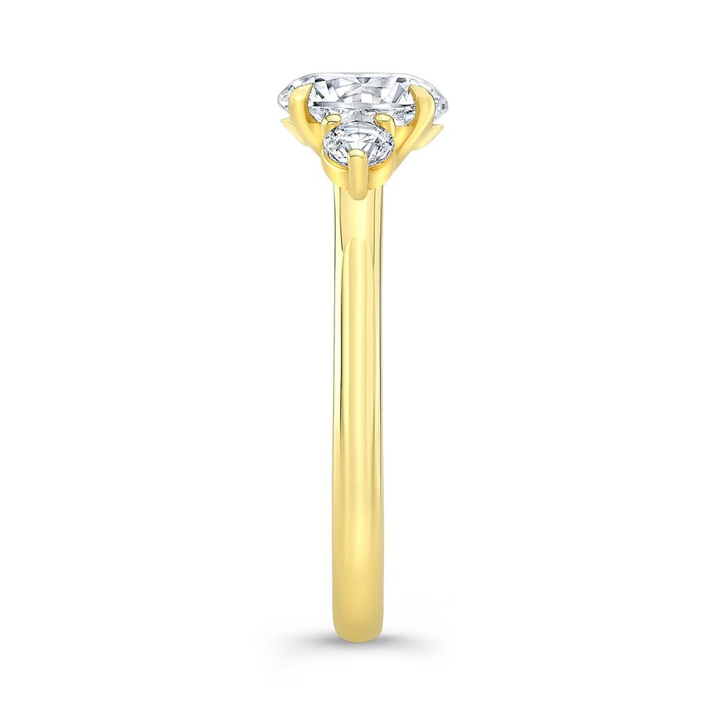 Modern 3 Stone Setting Engagement Ring in 18K Yellow Gold